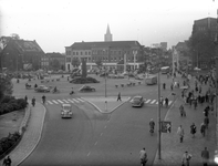808289 Gezicht op de rotonde bij het Leidseveer (Smakkelaarsbrug) te Utrecht, met op de voorgrond de Leidseweg en op de ...